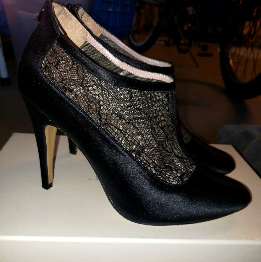 GLINT lace booties